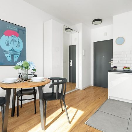 Klimatyczne I Nowoczesne Studio Very Berry W Poznaniu By Noclegi Renters Dış mekan fotoğraf